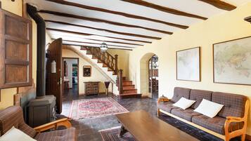 Een televisie en een tafeltennistafel