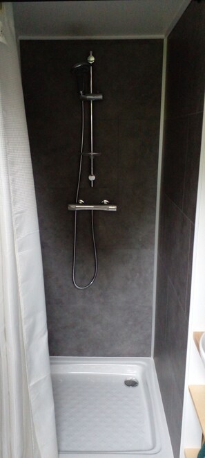 Een douche, handdoeken