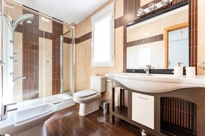 Ducha, secador de pelo, toallas