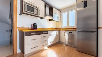 Réfrigérateur, micro-ondes, plaque de cuisson, lave-vaisselle