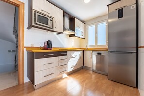 Refrigerador, microondas, placa de cocina, lavavajillas