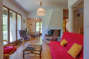 Fernseher, Kamin, Tischtennisplatte