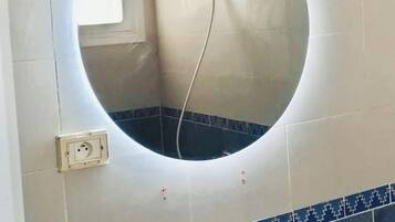 Secador de pelo, toallas, jabón y champú