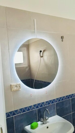 Secador de pelo, toallas, jabón y champú