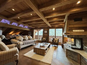 Een televisie en een open haard