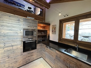 Fridge, oven, dishwasher, coffee/tea maker