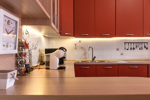 Een koelkast, een magnetron, een oven, een kookplaat