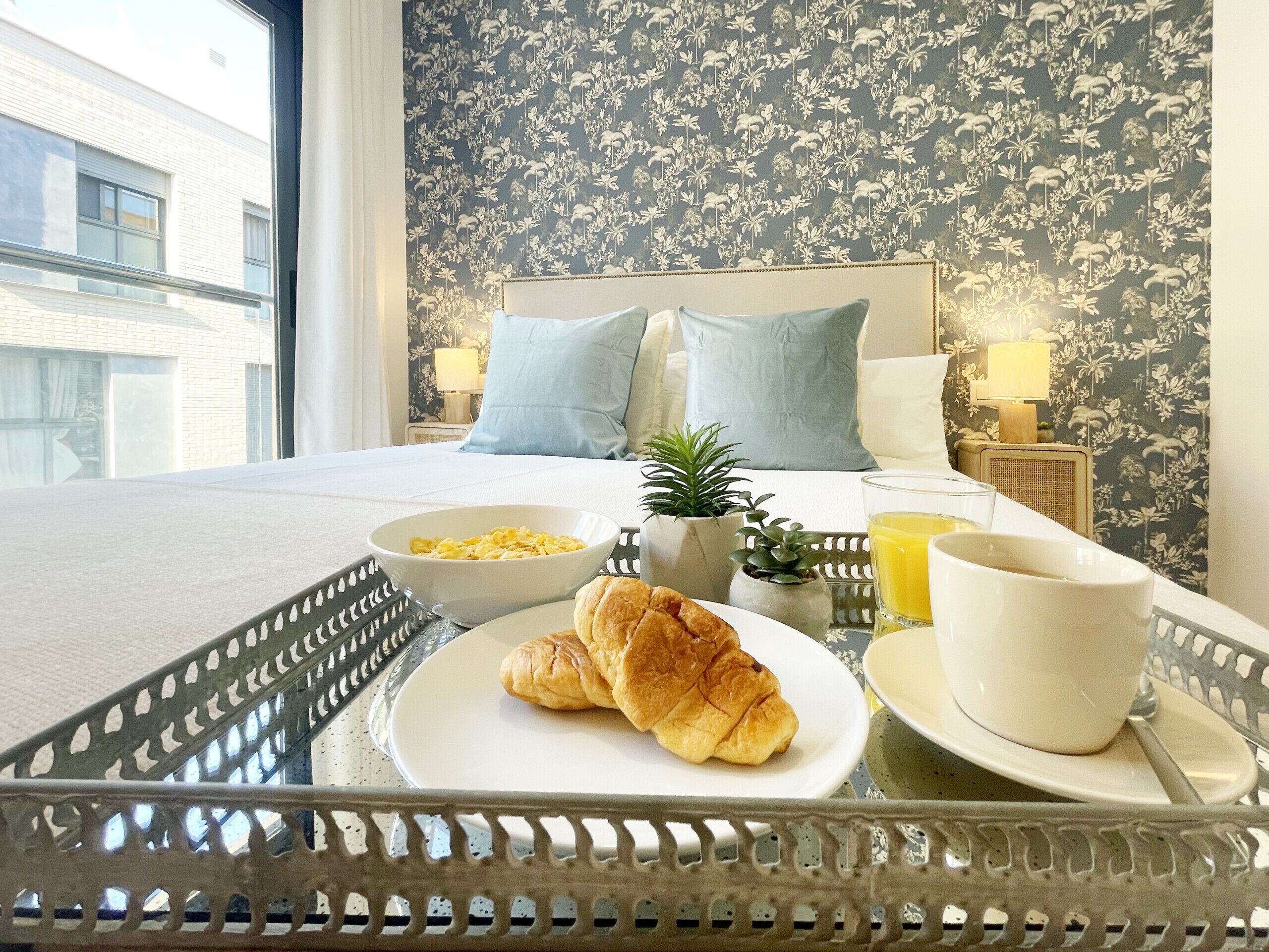 アイロン / アイロン台、WiFi (無料)、ベッドシーツ