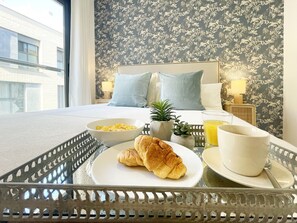 Tabla de planchar con plancha, wifi gratis, ropa de cama