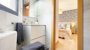Ein modernes Badezimmer mit Toilette, Waschbecken und einer Dekoration mit Meeressternen.