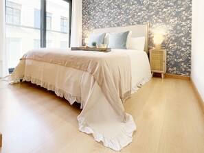 Tabla de planchar con plancha, wifi gratis y ropa de cama 
