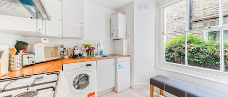 Een koelkast, een magnetron, een oven, een kookplaat