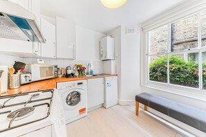 Kylskåp, mikrovågsugn, ugn och spishäll