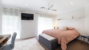 4 makuuhuonetta, silitysrauta/-lauta, ilmainen Wi-Fi, vuodevaatteet