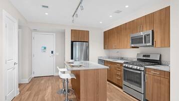 KĂŒhlschrank, Mikrowelle, Ofen, Herdplatte