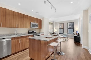 Fridge, microwave, oven, stovetop - Perfect for Bleisure Travellers! Restons Hotspot nr Shops (Reston)