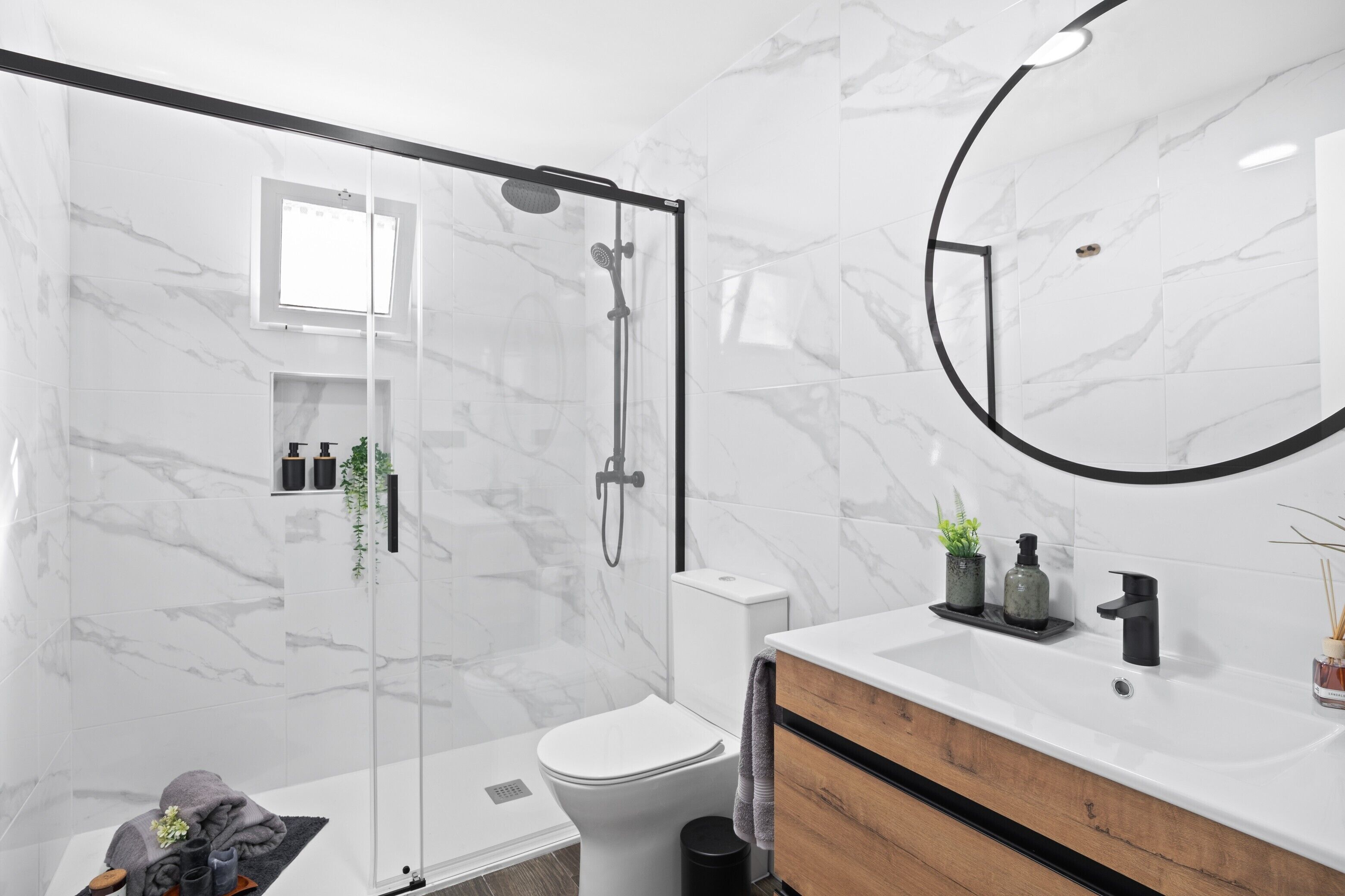 Shower, hair dryer, towels