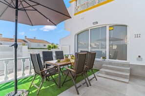 Outdoor dining - Apartment 'Sweet Home' with Shared Pool, Wi-Fi and Air Conditioning (Gran Alacant)