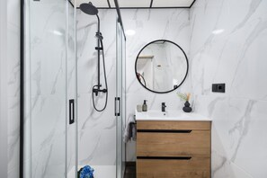 Shower, hair dryer, towels - Apartment 'Sweet Home' with Shared Pool, Wi-Fi and Air Conditioning (Gran Alacant)
