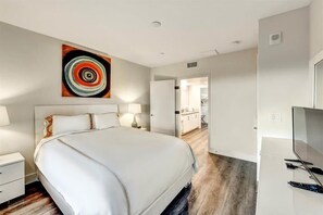 1 quarto, escrivaninha, ferros/tábuas de passar roupa, Wi-Fi de cortesia