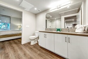 Chuveiro, secador de cabelo, toalhas de banho 