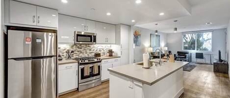 Jääkaappi, mikroaaltouuni, uuni, liesi