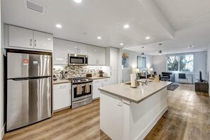 Een koelkast, een magnetron, een oven, een kookplaat