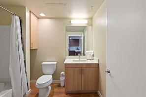 Douche, sèche-cheveux, serviettes fournies