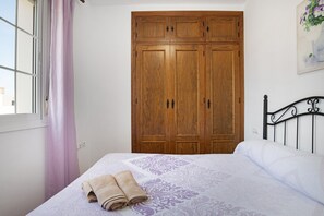 2 bedrooms, iron/ironing board, free WiFi, bed sheets