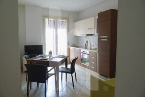 Refrigerador, horno, parrilla de estufa y utensilios de cocina 