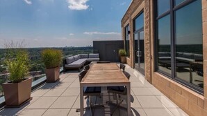 Outdoor dining - Crystal City 2 BR | 10 min drive to Capitol (Arlington)