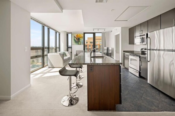 Een koelkast, een magnetron, een oven, een kookplaat