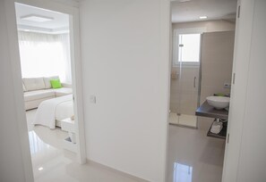 Regadera, secadora de cabello, toallas 