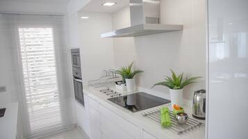 Een koelkast, een magnetron, een oven, een kookplaat