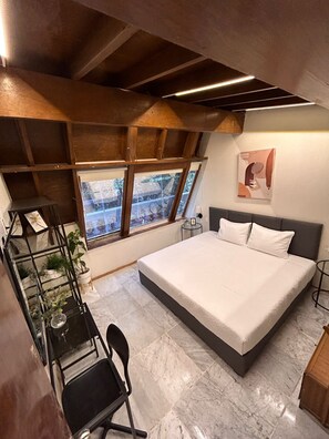 Superior Room (Private External Bathroom) | Desk, laptop workspace, blackout drapes, iron/ironing board - Singular Reforma (Mexico City)