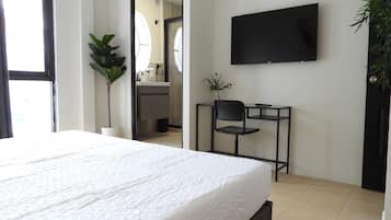 Quarto urbano | Escrivaninha, espaço de trabalho para notebook, cortinas blackout