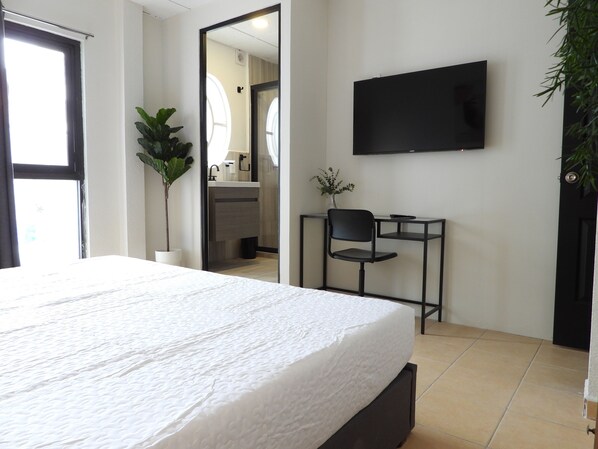 シティ ルーム | デスク、ノートパソコン用作業スペース、遮光カーテン、アイロン / アイロン台