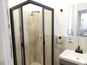 Chambre Standard, 1 lit double (Private External Bathroom) | Salle de bain | Séchoir à cheveux, serviettes fournies, savon, shampooing
