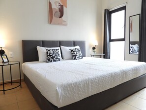 City Room | Desk, laptop workspace, blackout drapes, iron/ironing board - Singular Reforma (Mexico City)
