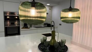 Een koelkast, een microgolfoven, een oven, een kookplaat