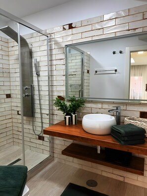 Douche, sèche-cheveux, serviettes fournies