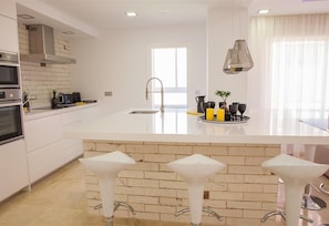 Frigorifero, microonde, forno, piano cottura