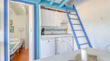 Frigorifero, microonde, forno, piano cottura