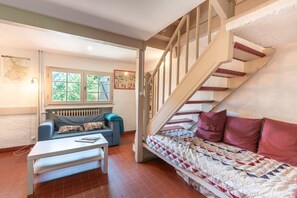 TV, fireplace - Chalet 'Du Tourmalet - La Mongie' with Mountain View, Private Terrace and Wi-Fi (Campan)