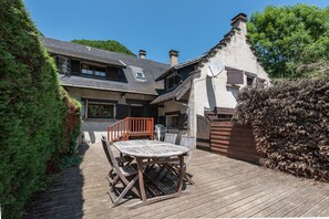 Outdoor dining - Chalet 'Du Tourmalet - La Mongie' with Mountain View, Private Terrace and Wi-Fi (Campan)