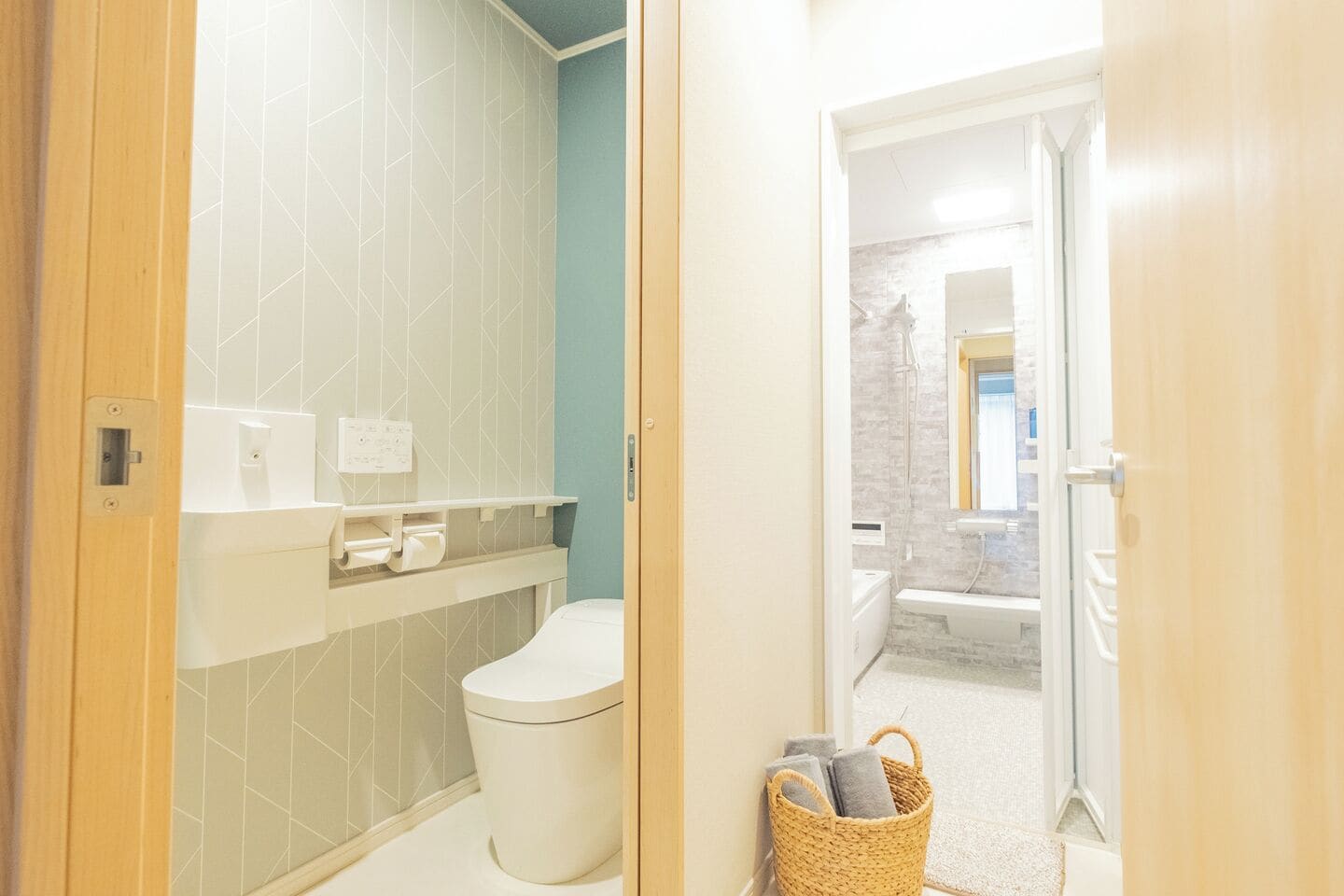 Een douche, een haardroger, handdoeken, zeep