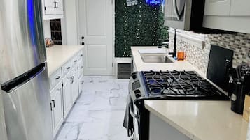 Réfrigérateur, four à micro-ondes, un four, surface de cuisson