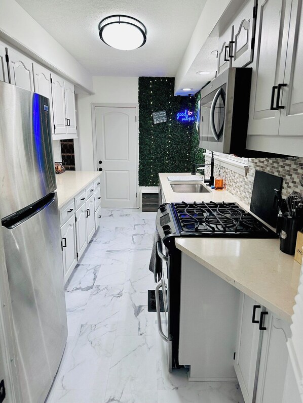 Réfrigérateur, micro-ondes, four, plaque de cuisson