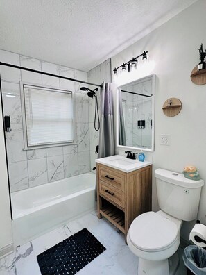 Shower - Clay Roof Inn - 5 min to Arrowhead / FIFA (Independence)