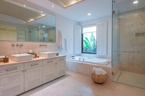 Een douche, een bubbelbad, een haardroger, handdoeken